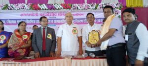 सरपंच प्रकाश गाजरे यांना राज्यस्तरीय आदर्श सरपंच पुरस्कार