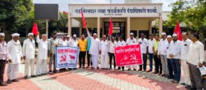 सोयाबीन हमीभाव खरेदी केंद्र, वीज व अतिवृष्टीने झालेल्या नुकसान भरपाईसाठी भाकपचे पारनेर तहसील कार्यालयासमोर निदर्शने